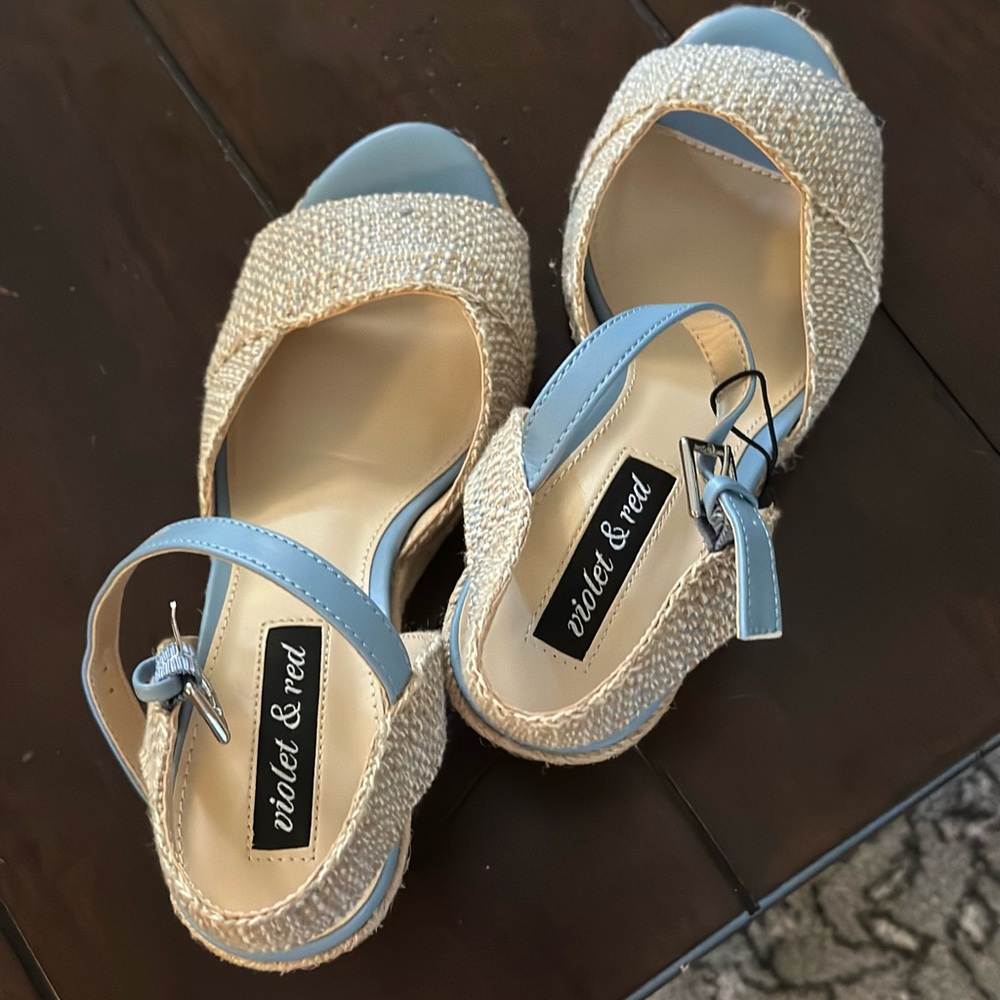 New never worn 8W wedges